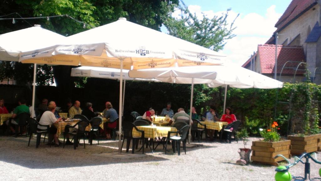 Stiftsgasthof Hochburg エクステリア 写真