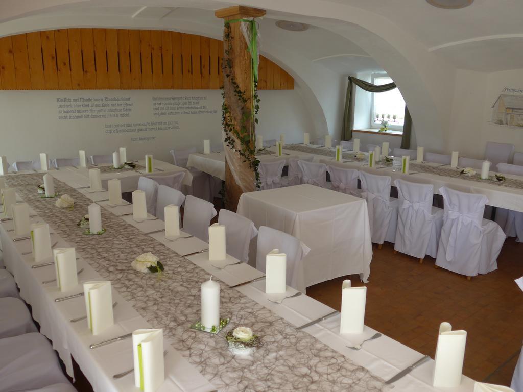 Stiftsgasthof Hochburg エクステリア 写真