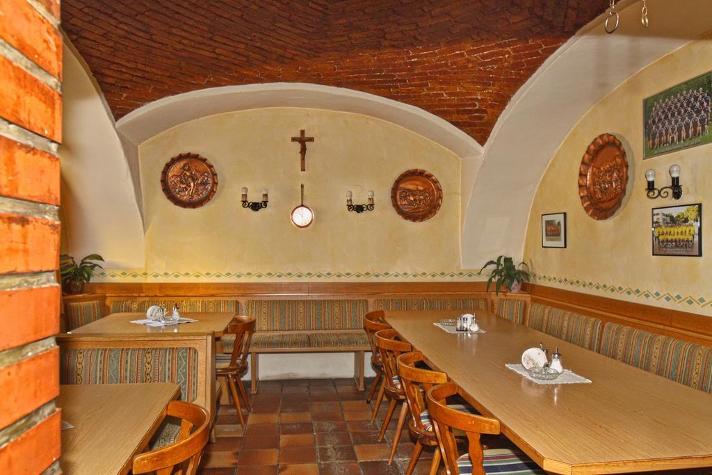 Stiftsgasthof Hochburg エクステリア 写真