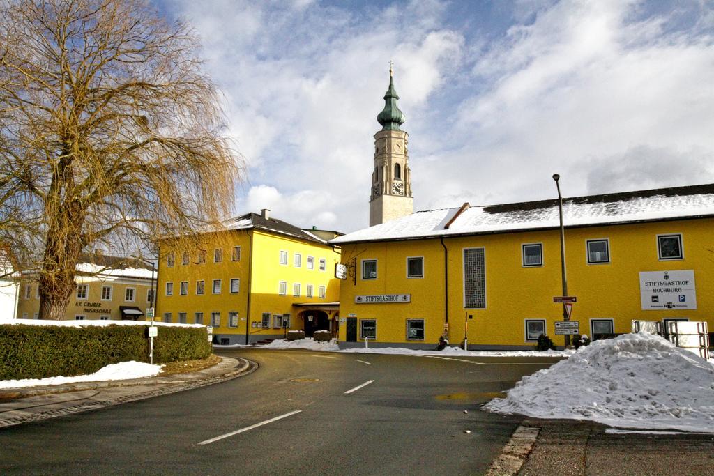 Stiftsgasthof Hochburg エクステリア 写真