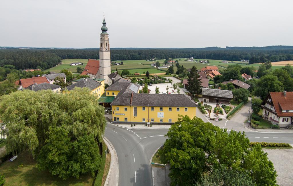 Stiftsgasthof Hochburg エクステリア 写真